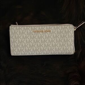 Michael Kors Vanilla Monogram Jet Set Wallet